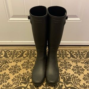 Size 10 black Hunter rain boots
